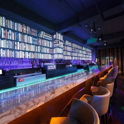 Una barra larga con un cartel que dice 'rs' en ella