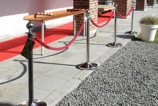 poteau guidage avec corde rouge