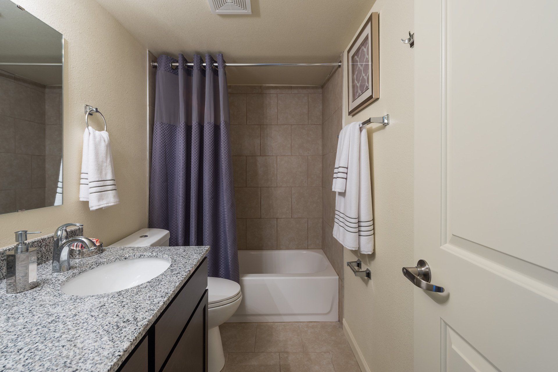 Westport Crossing Apartments bathroom