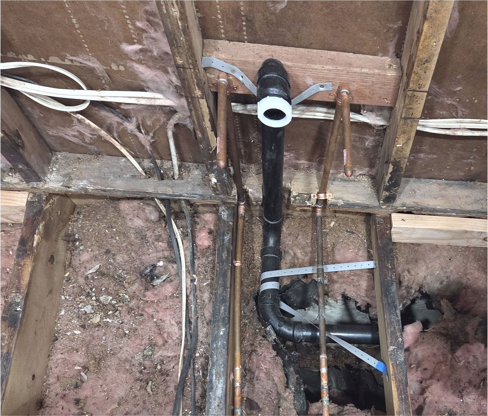 A black pipe with a hole in the middle of it