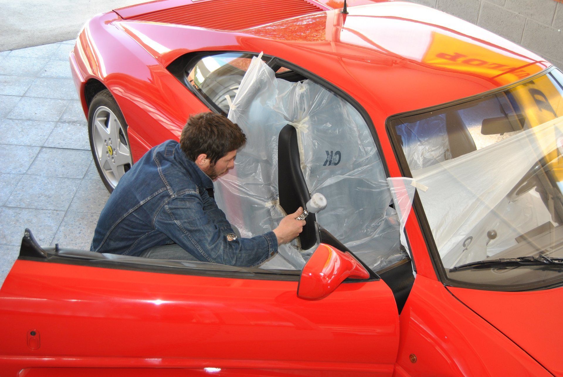 un meccanico vernicia un'auto