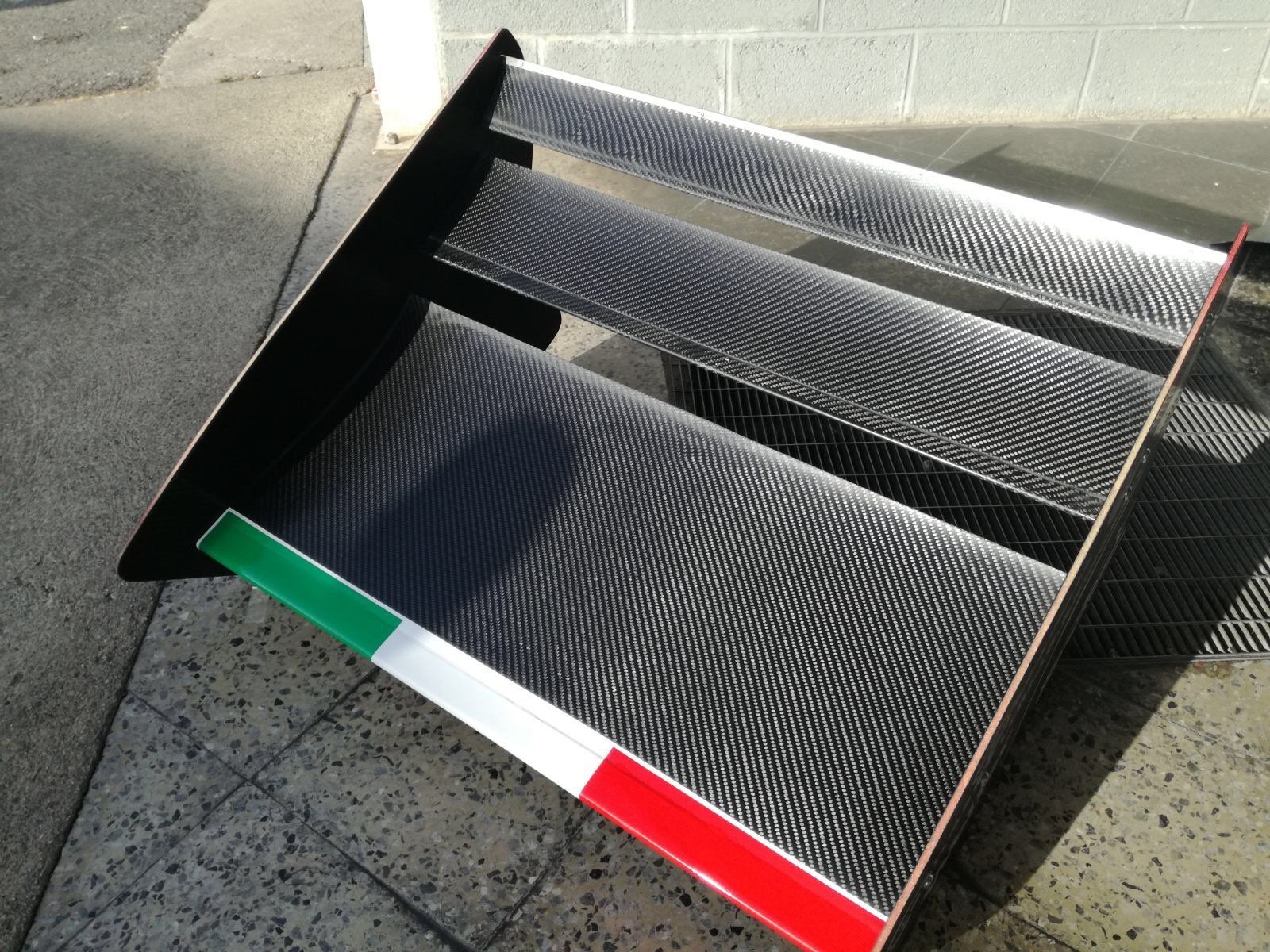 posteriore di un'auto da corsa