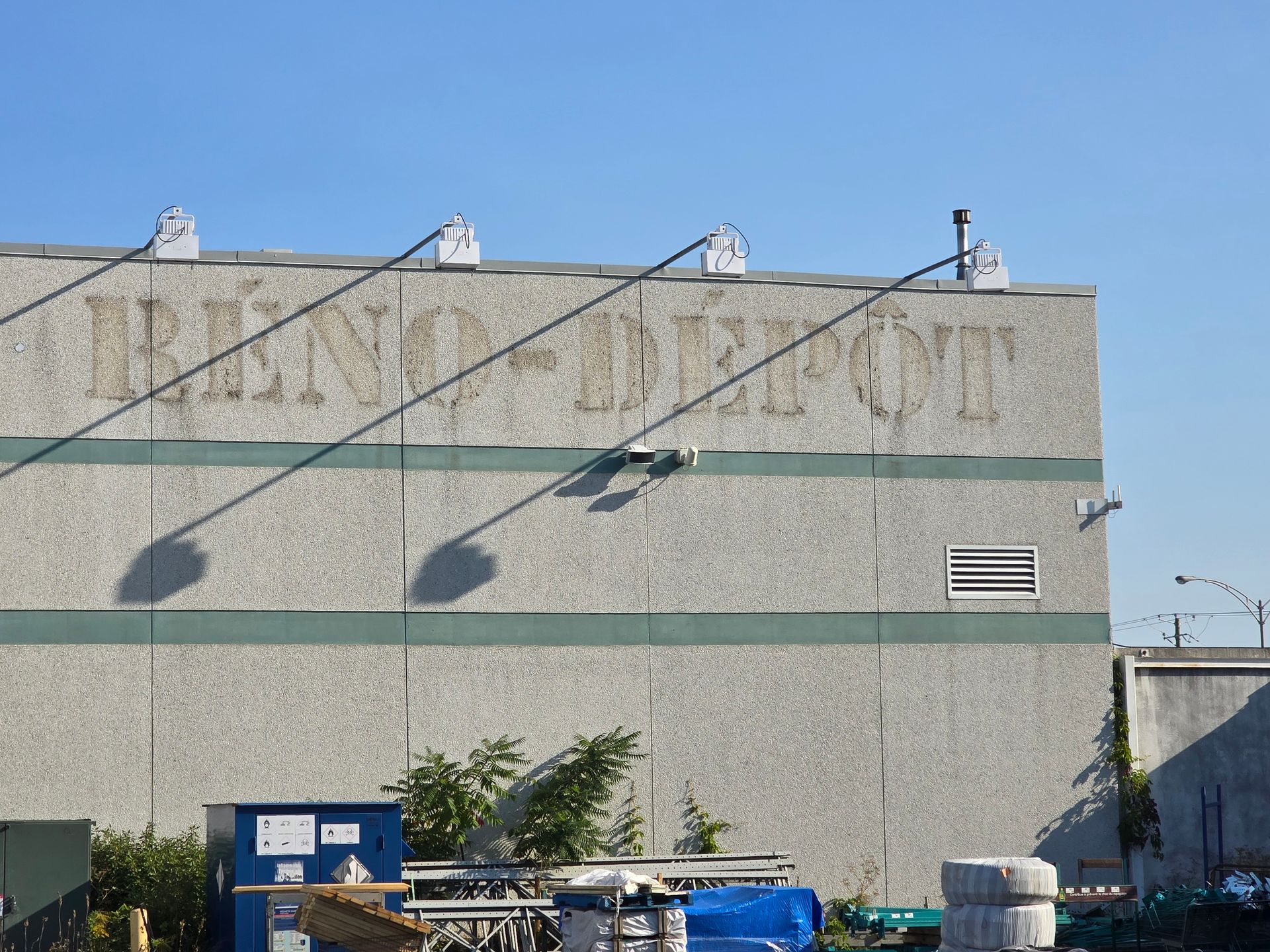 A large concrete building with the word innovation on it
