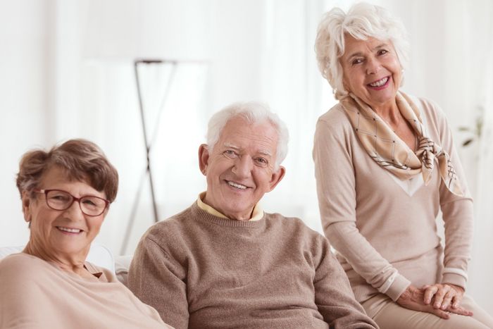 anziani in sala comune di casa di riposo