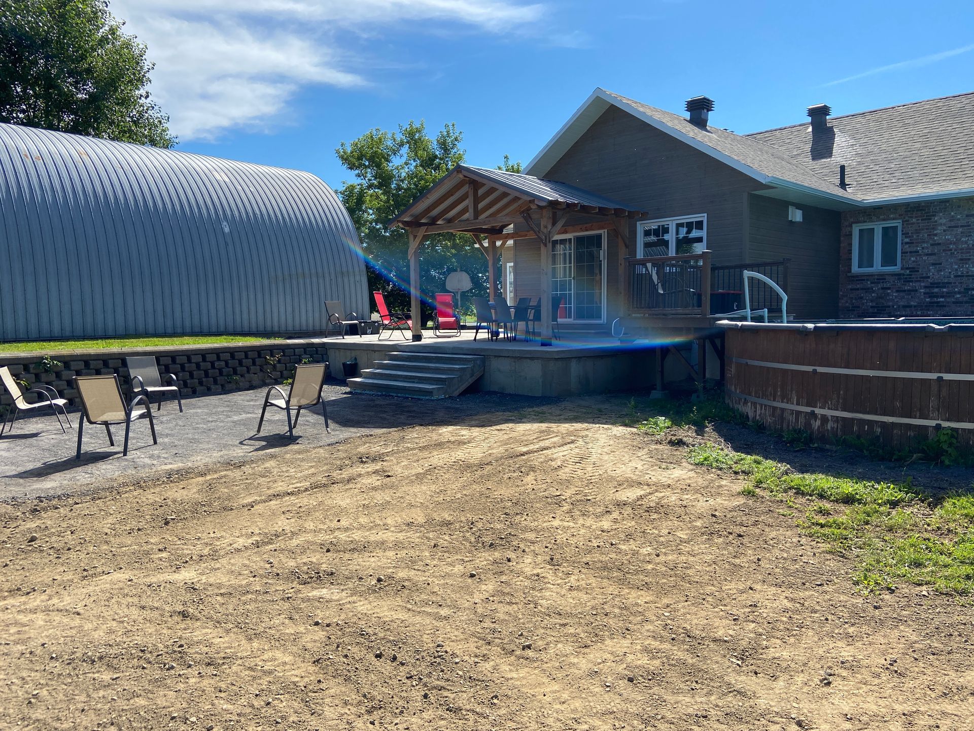 L'arrière-cour d'une maison avec un patio et une piscine.