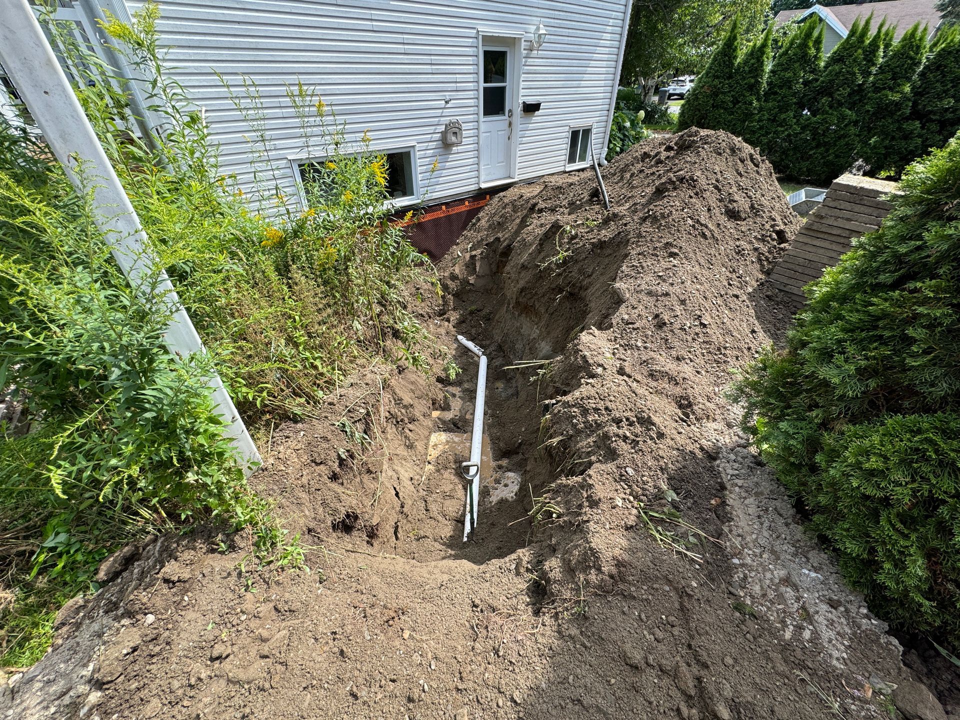 Un gros tas de terre se trouve devant une maison.