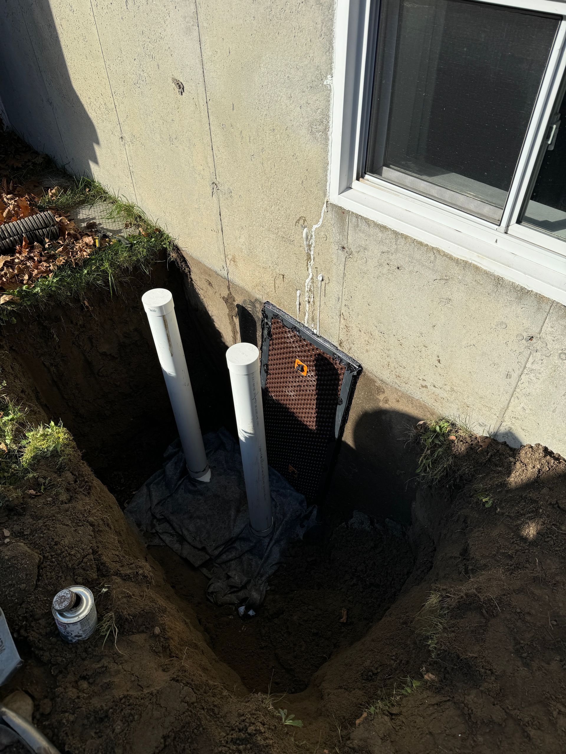 Une fenêtre est visible à travers un trou dans le sol.