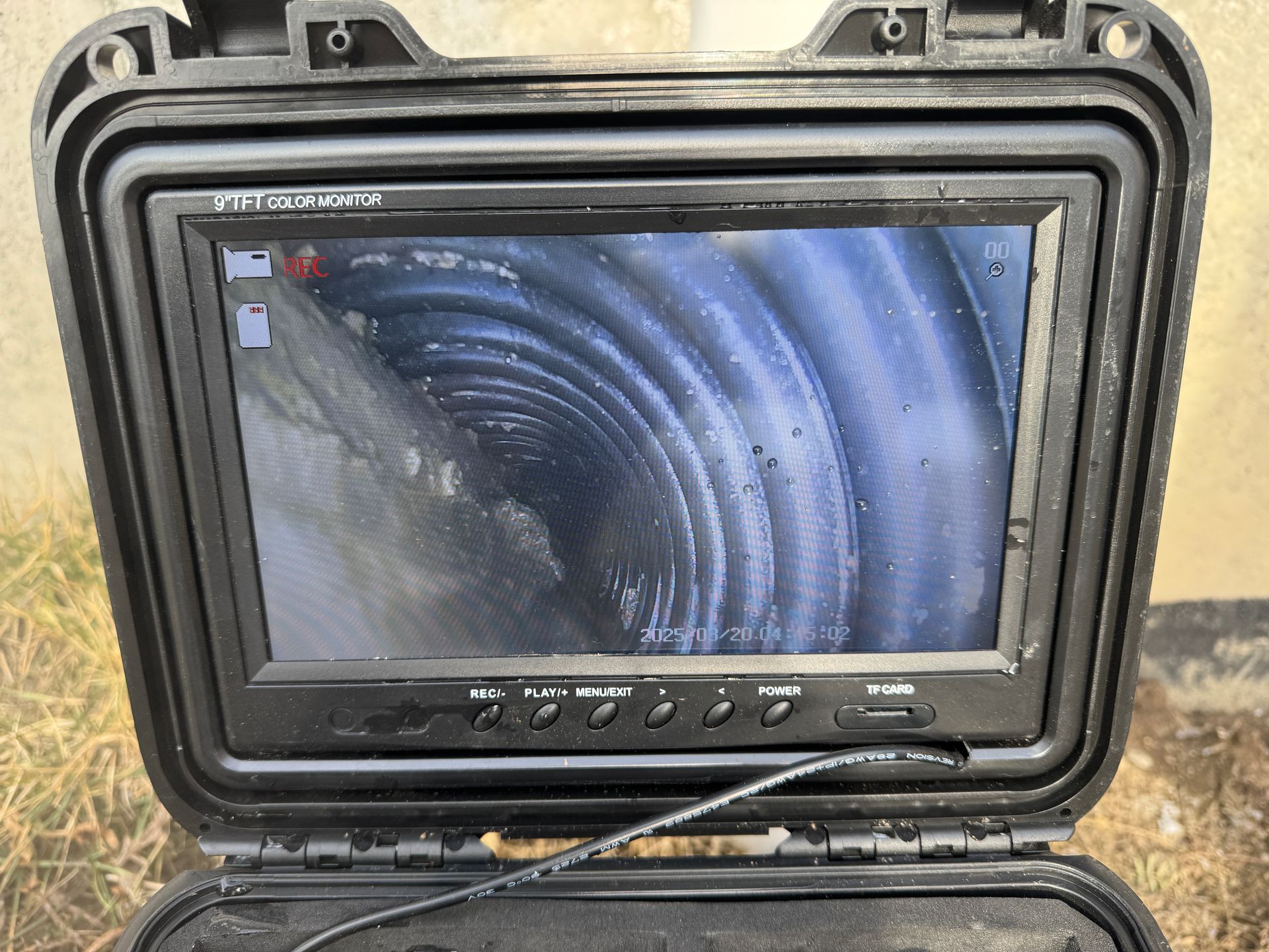 Une caméra est placée dans un boîtier avec une image d'un tunnel sur l'écran.