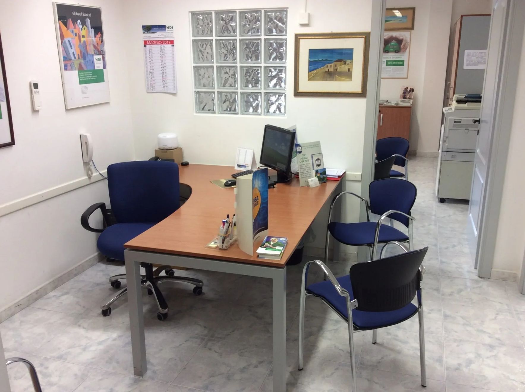 Un confortevole studio dell'agenzia di assicurazioni