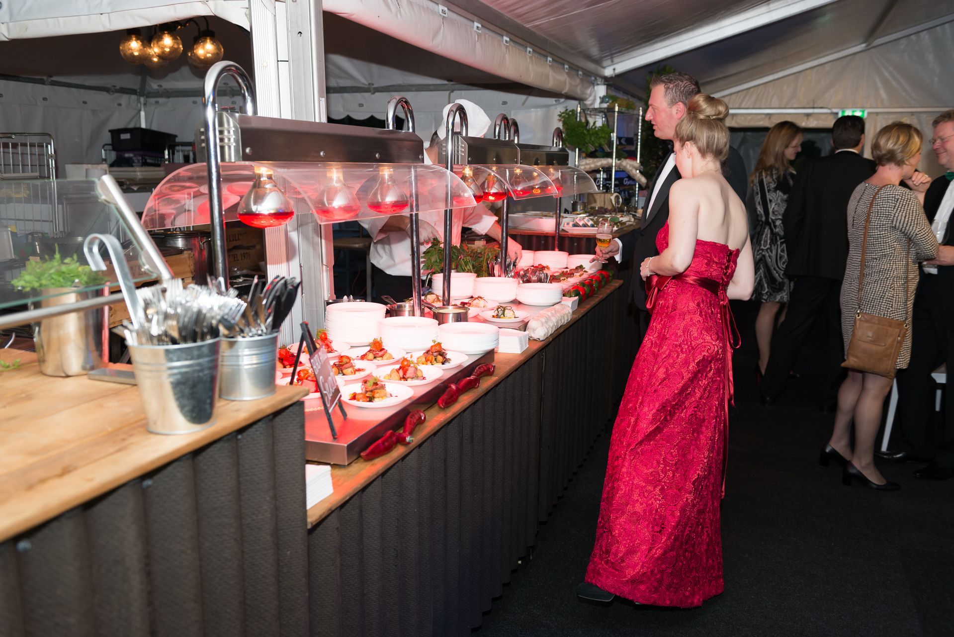 Een grote kamer met een tafel en stoelen.