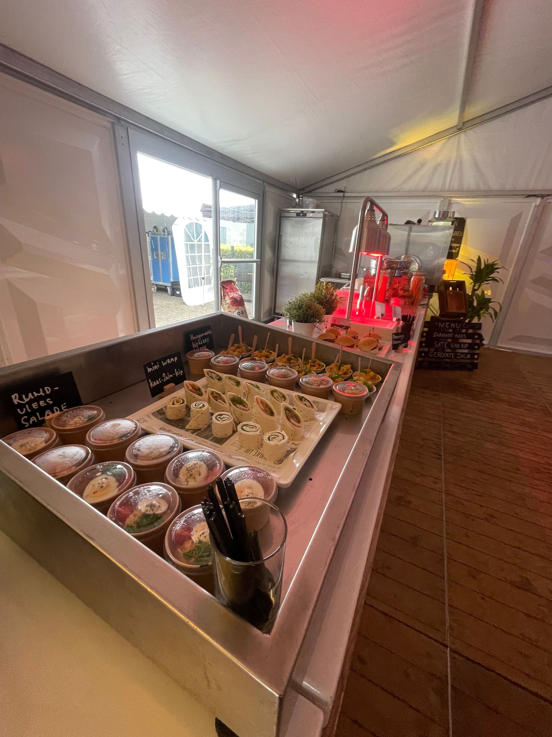 Een buffet gevuld met veel eten en drinken.