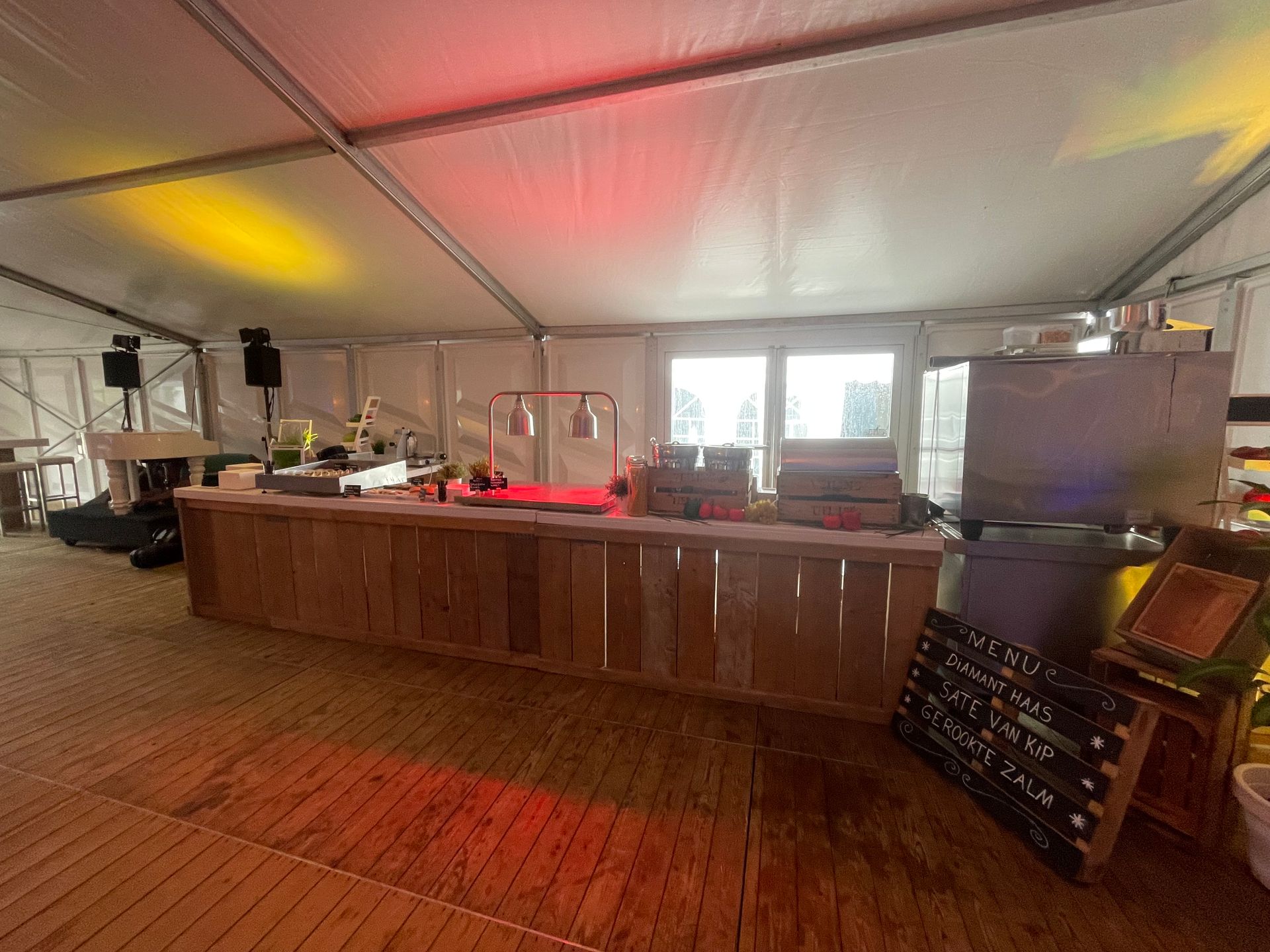 Er staat een houten bar in het midden van de kamer.