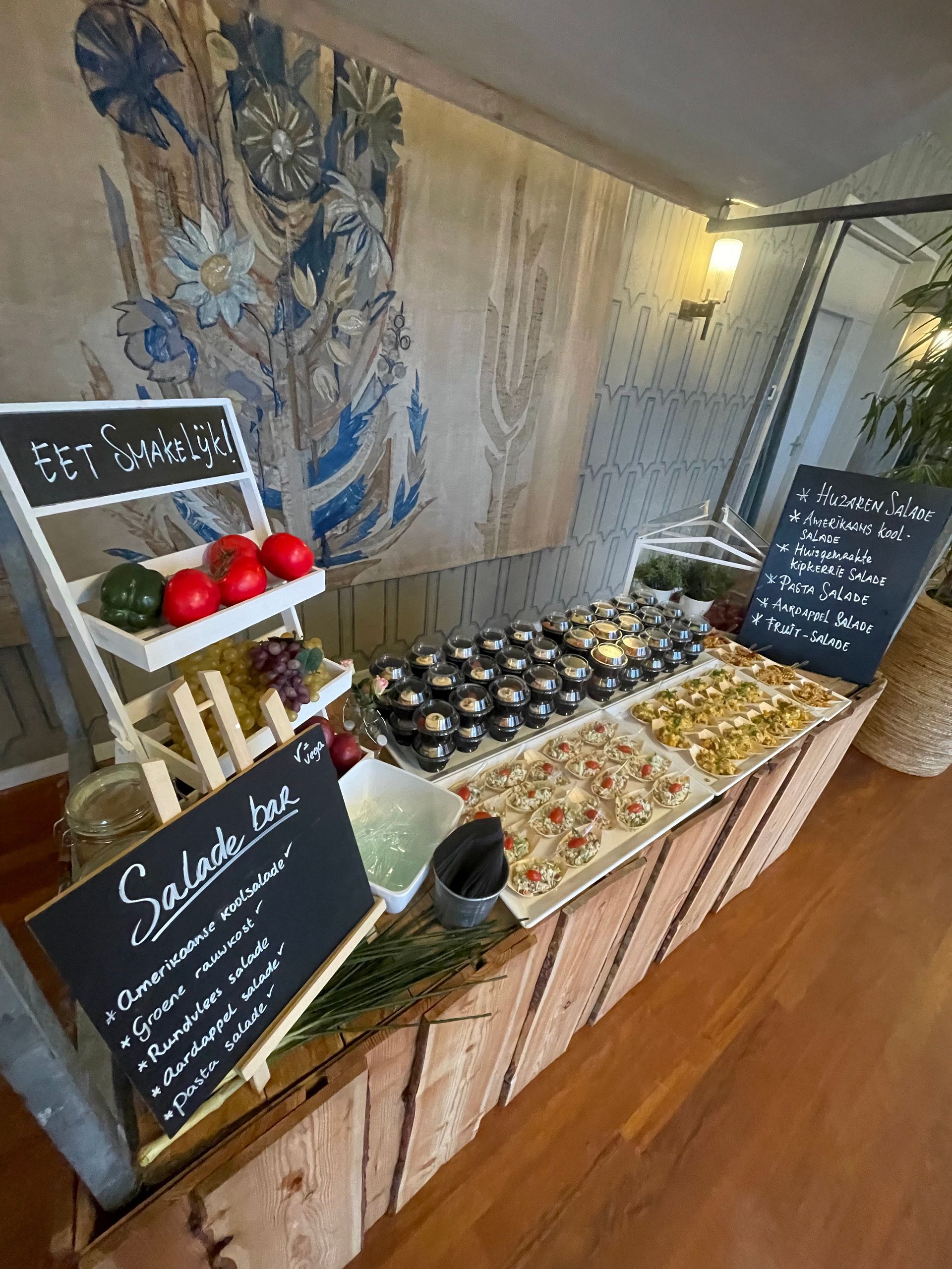 Er staat een buffet met heel veel eten erop.