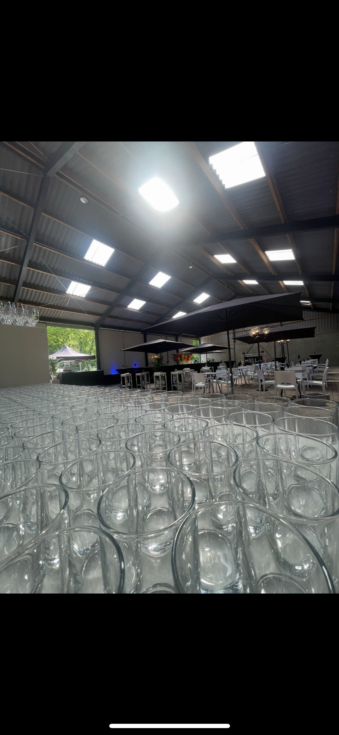 Een groot magazijn vol met heel veel helder glas.