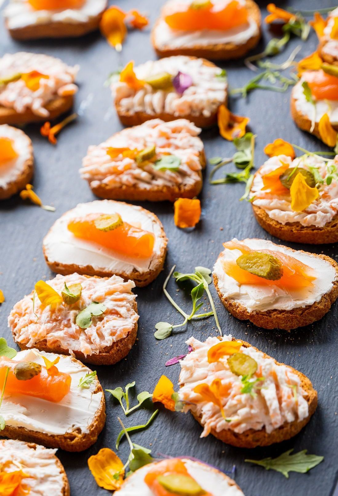 Er staan ​​veel verschillende soorten eten op tafel.