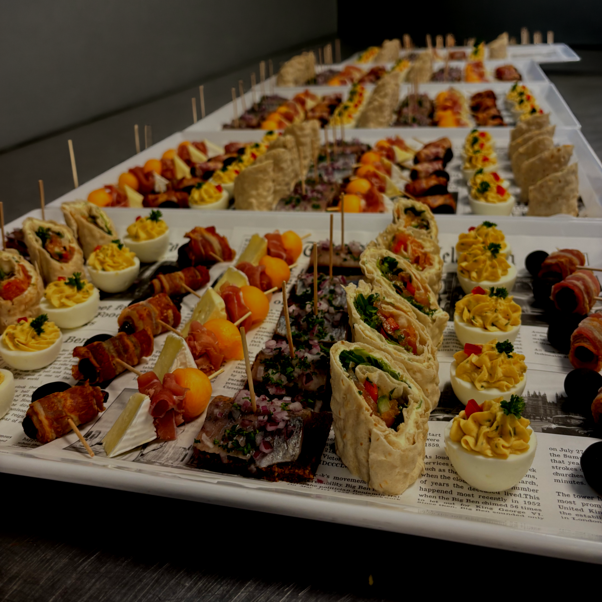 Er staan ​​veel verschillende soorten eten op tafel.