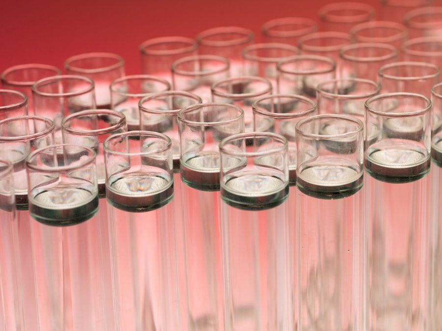 Test tubes with dark solution at the surface and colorless inwards