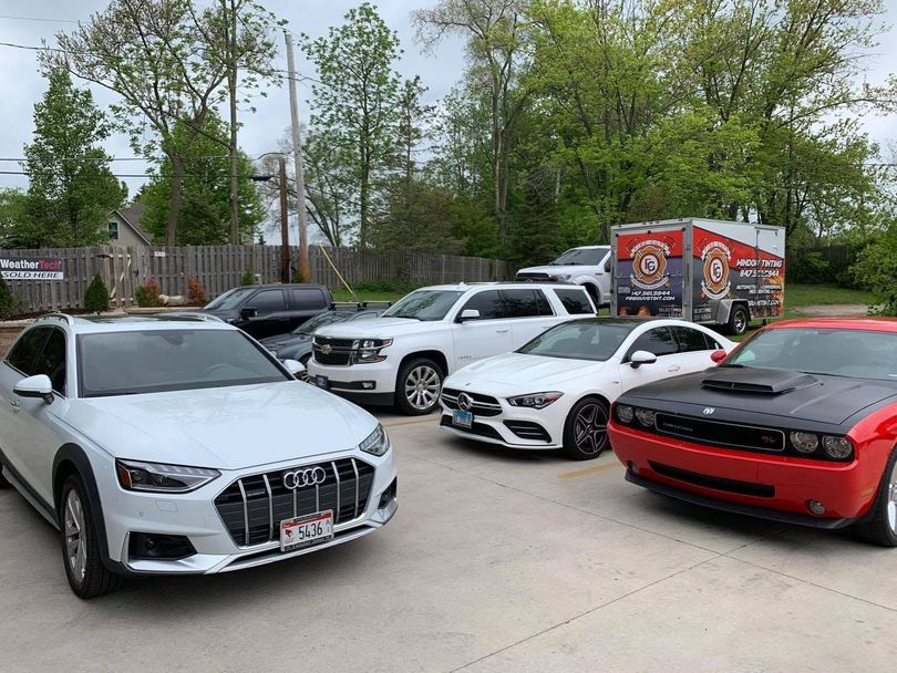 A group of cars are parked in a parking lot.