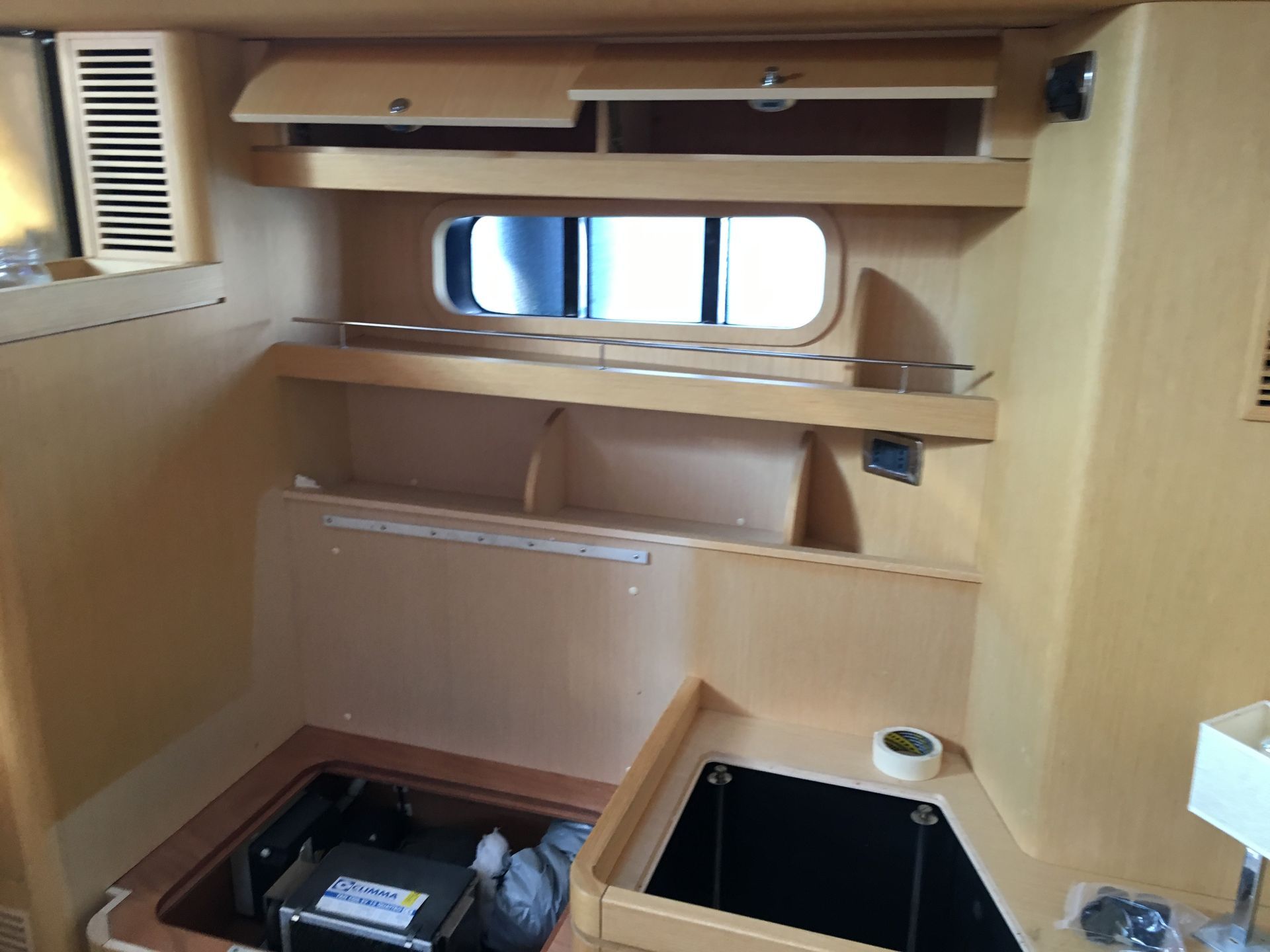 stanza di legno di uno yatch con un lavandino e una finestra