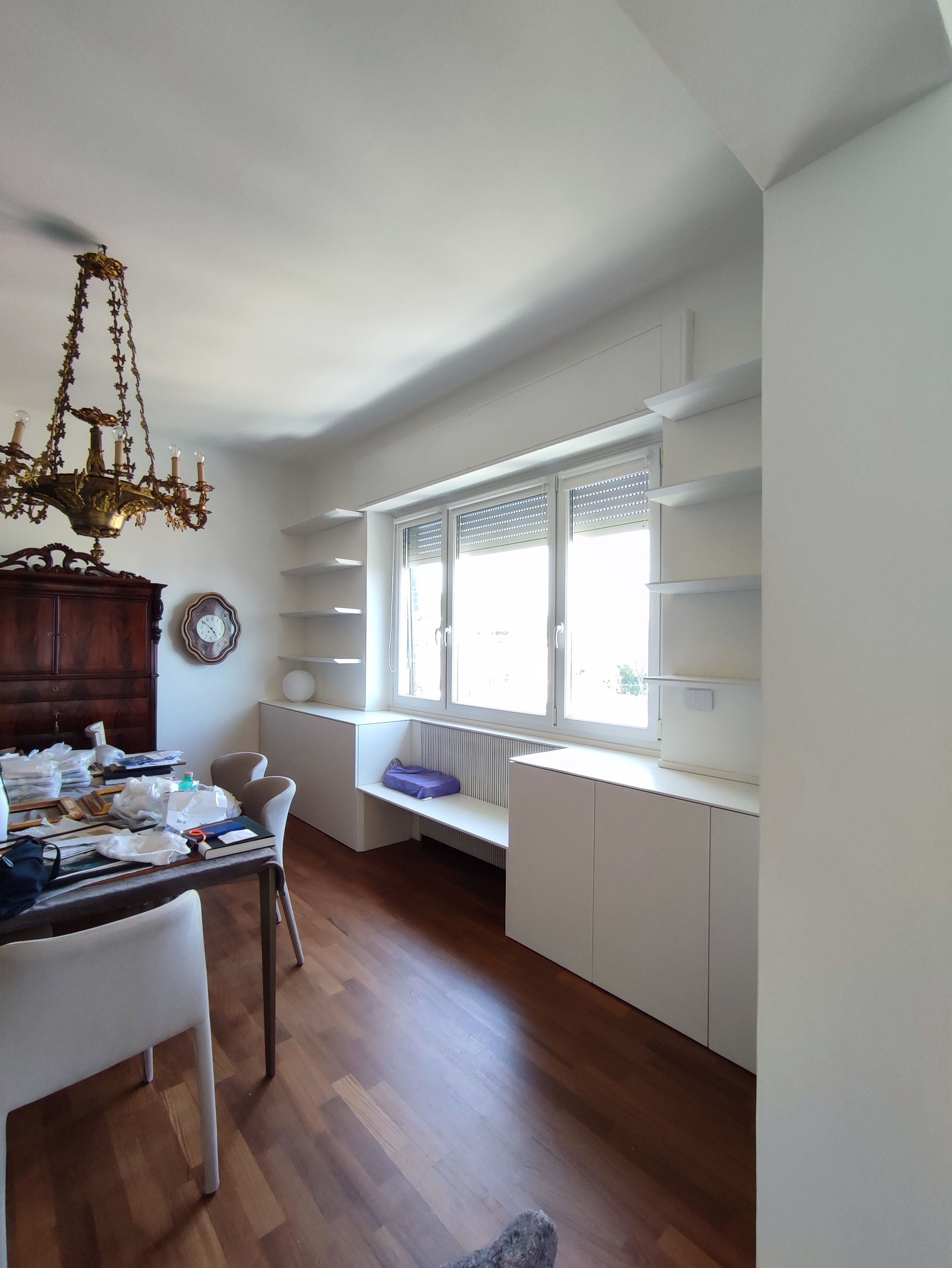 Una sala da pranzo con tavolo, sedie e una finestra.