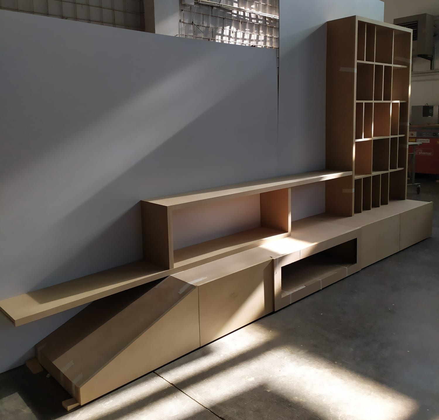 Una stanza con molti scaffali e un muro bianco