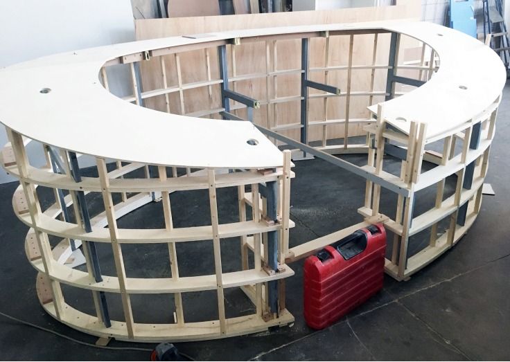 Una struttura di legno con una cassetta degli attrezzi rossa accanto