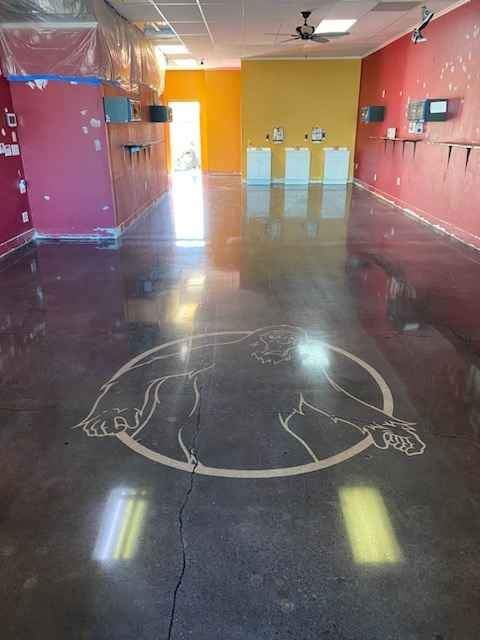 An empty room with a circle in the middle of it