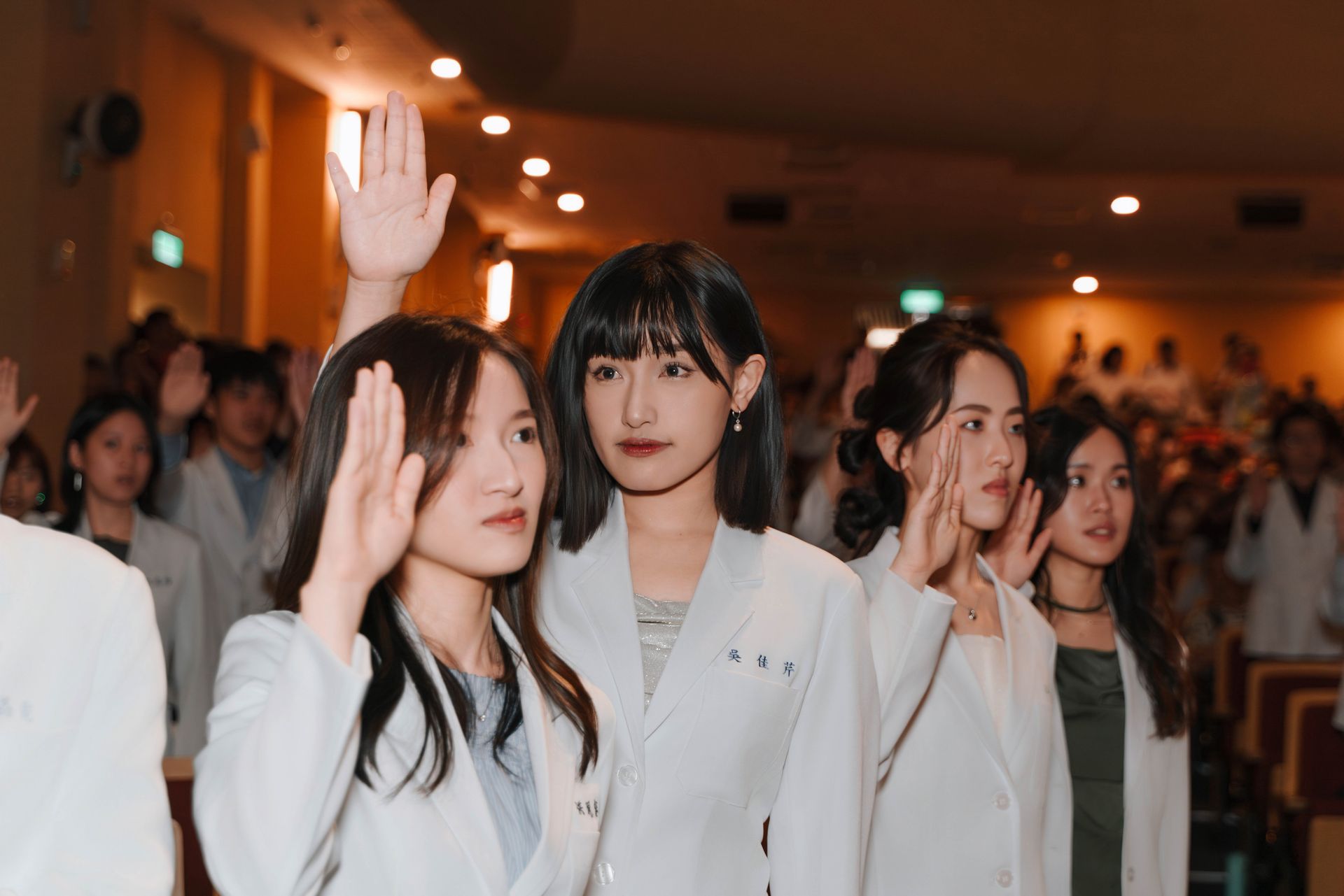 陽明醫學大學2024年加袍典禮，嘉賓上台準備致詞，醫學院傳統儀式活動現場