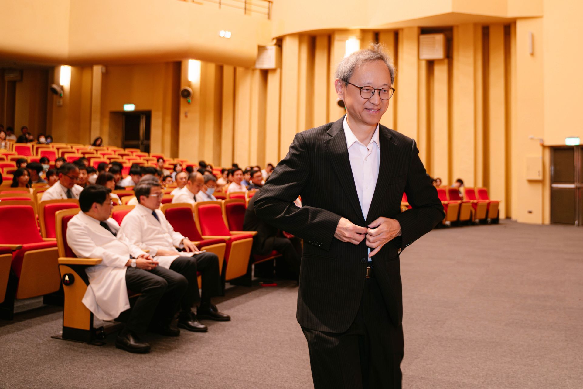 陽明醫學大學2024年加袍典禮，嘉賓上台準備致詞，醫學院傳統儀式活動現場