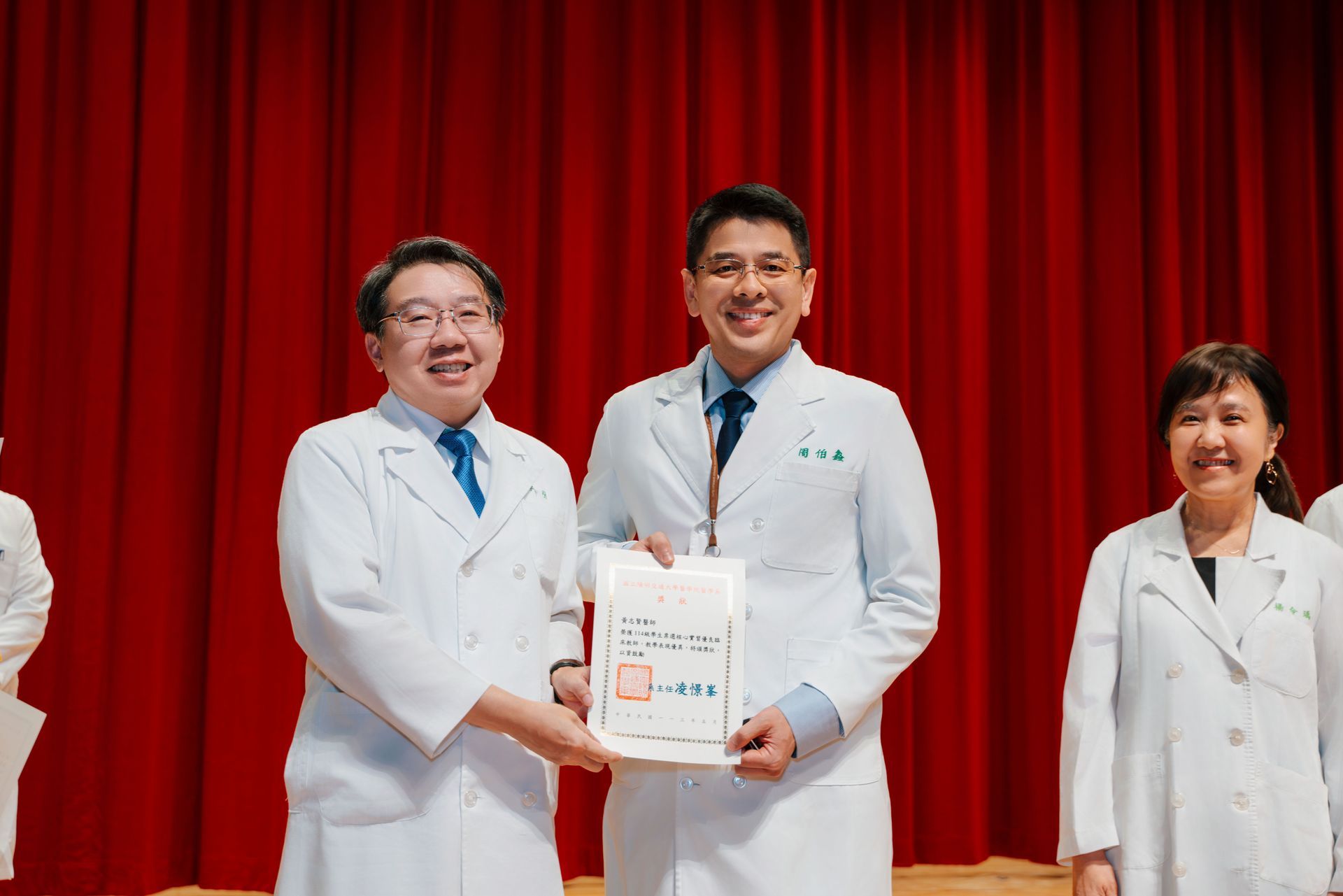 陽明醫學大學2024年加袍典禮，嘉賓上台準備致詞，醫學院傳統儀式活動現場