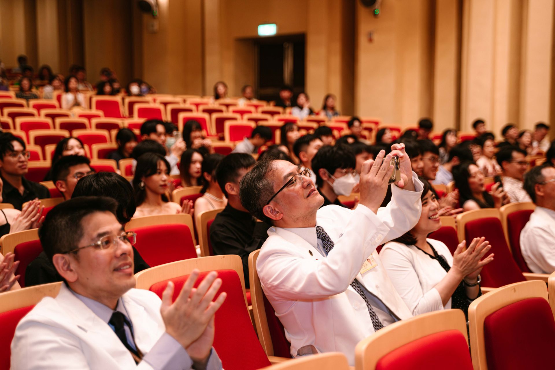 陽明醫學大學2024年加袍典禮，嘉賓上台準備致詞，醫學院傳統儀式活動現場