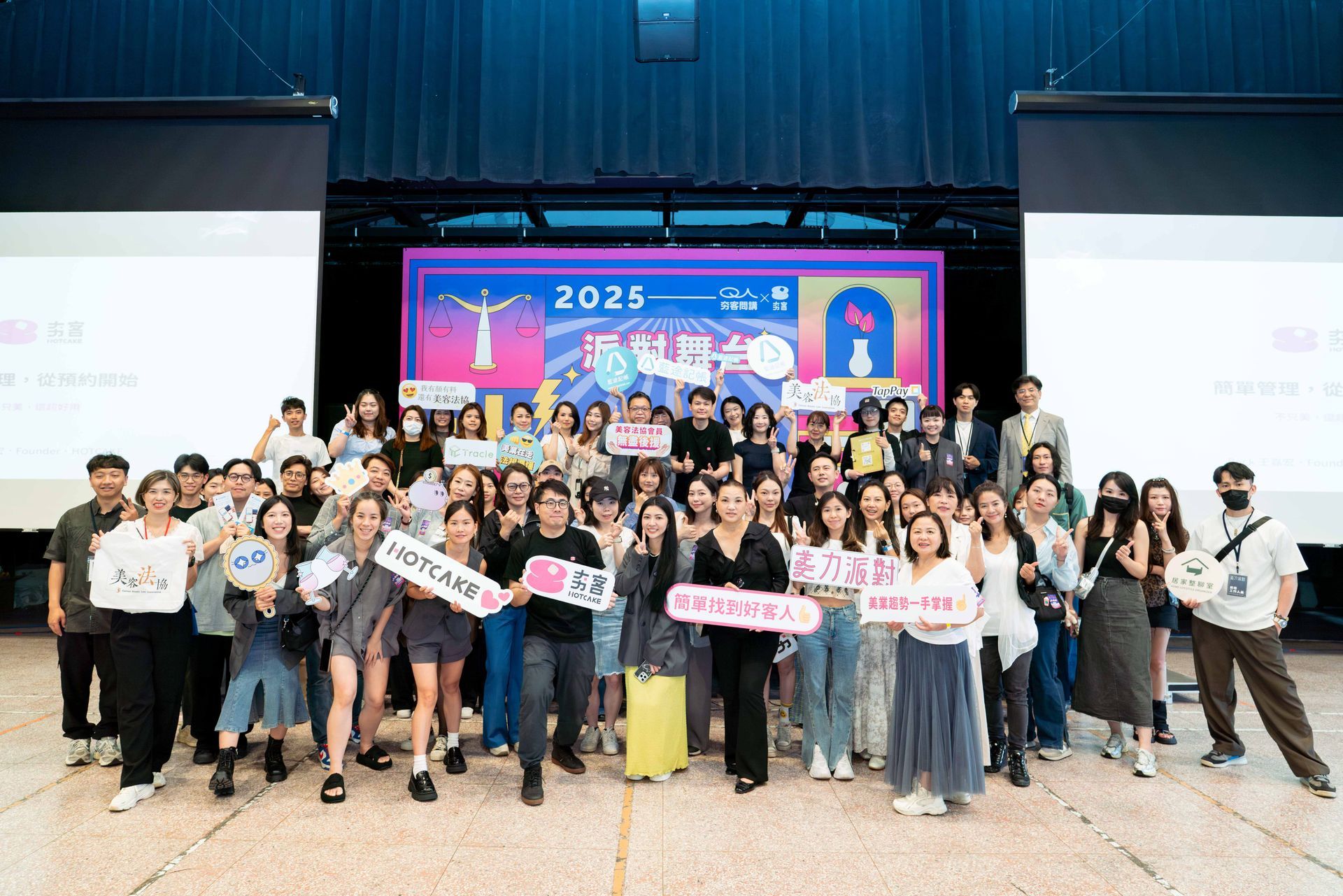 陽明醫學大學2024年加袍典禮，嘉賓上台準備致詞，醫學院傳統儀式活動現場