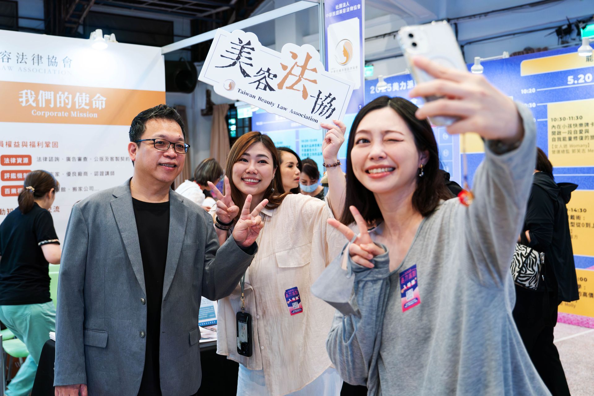 2025夯客松菸派對舞台演講現場，HOTCAKE 夯客主辦創業品牌活動，講者分享品牌行銷與創業策略，地點在松菸文創園區。