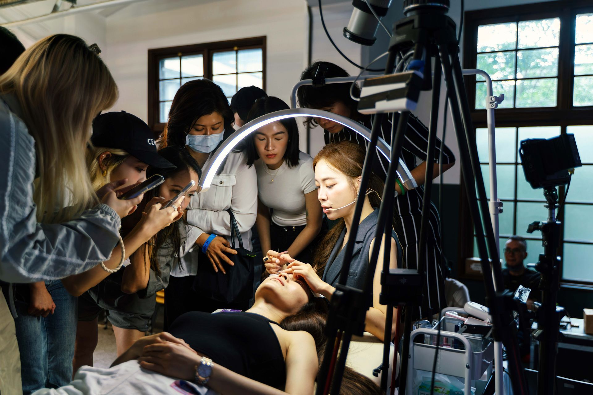 2025夯客松菸派對舞台演講現場，HOTCAKE 夯客主辦創業品牌活動，講者分享品牌行銷與創業策略，地點在松菸文創園區。