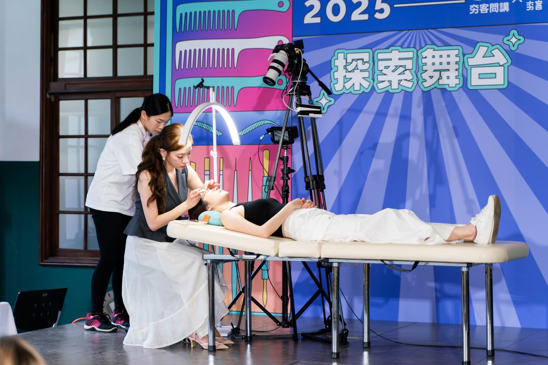 2025夯客松菸派對舞台演講現場，HOTCAKE 夯客主辦創業品牌活動，講者分享品牌行銷與創業策略，地點在松菸文創園區。