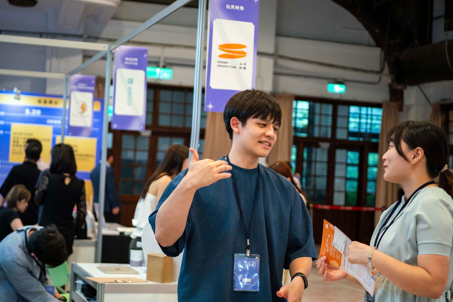 2025夯客松菸派對舞台演講現場，HOTCAKE 夯客主辦創業品牌活動，講者分享品牌行銷與創業策略，地點在松菸文創園區。