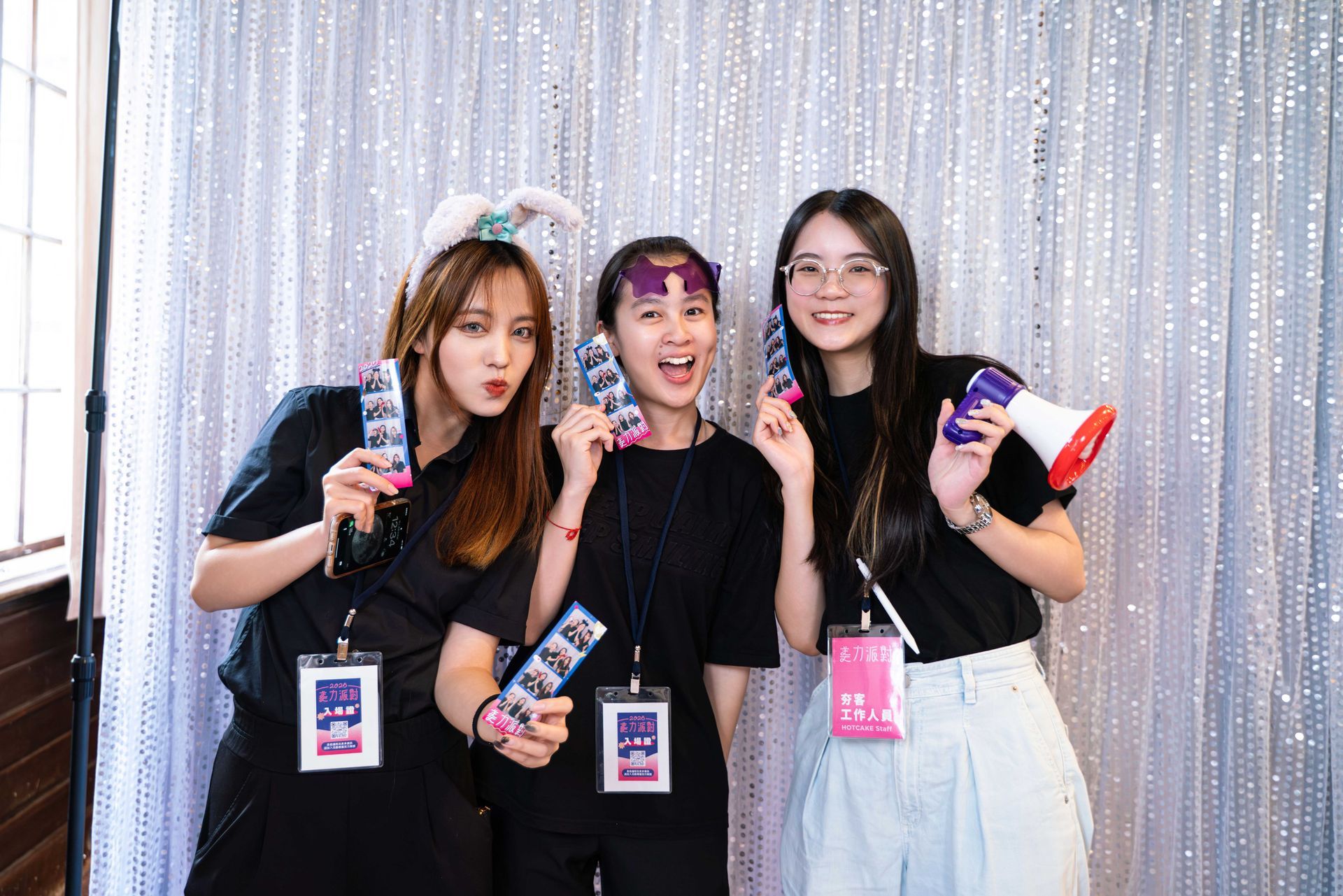 2025夯客松菸派對舞台演講現場，HOTCAKE 夯客主辦創業品牌活動，講者分享品牌行銷與創業策略，地點在松菸文創園區。