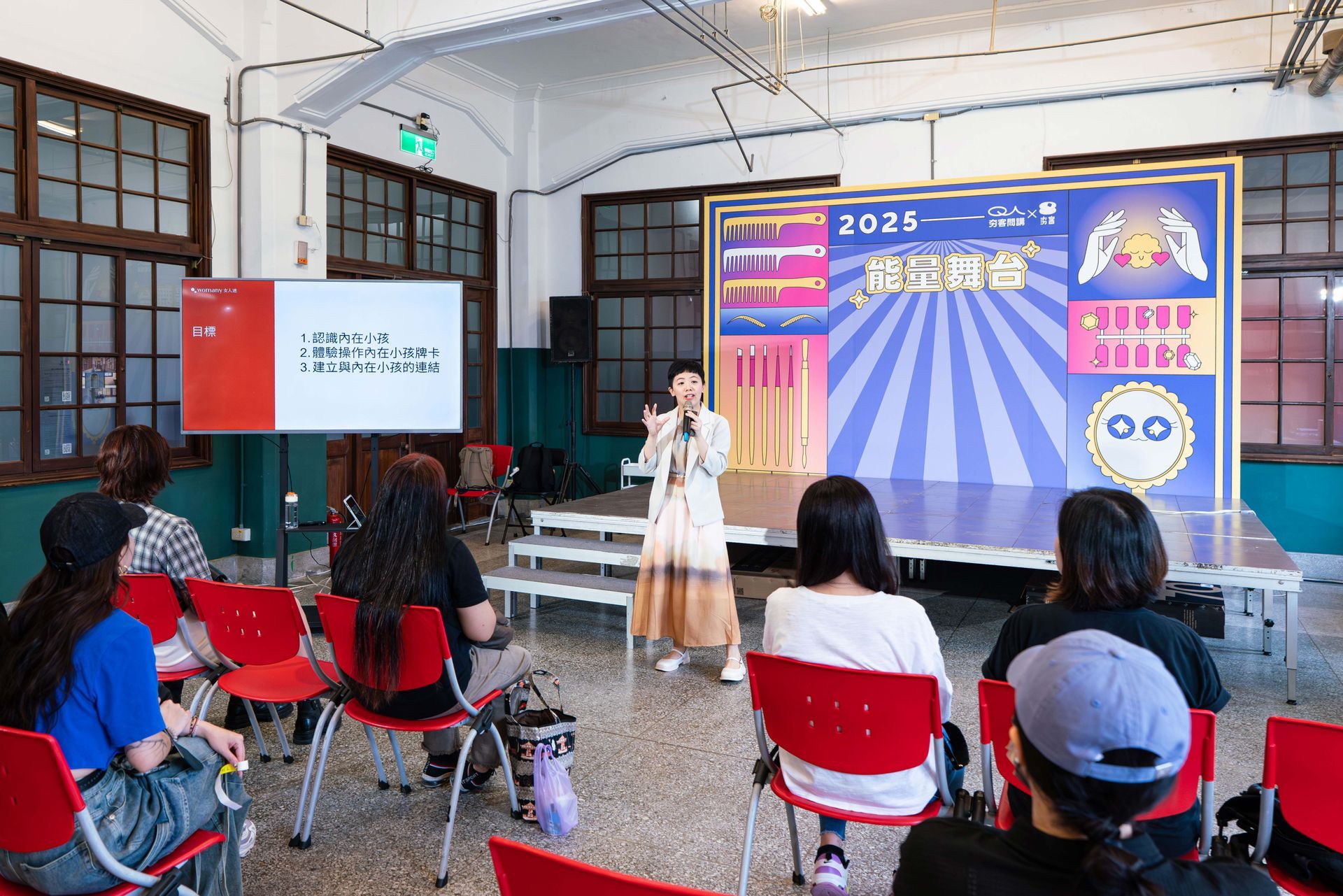 2025夯客松菸派對舞台演講現場，HOTCAKE 夯客主辦創業品牌活動，講者分享品牌行銷與創業策略，地點在松菸文創園區。