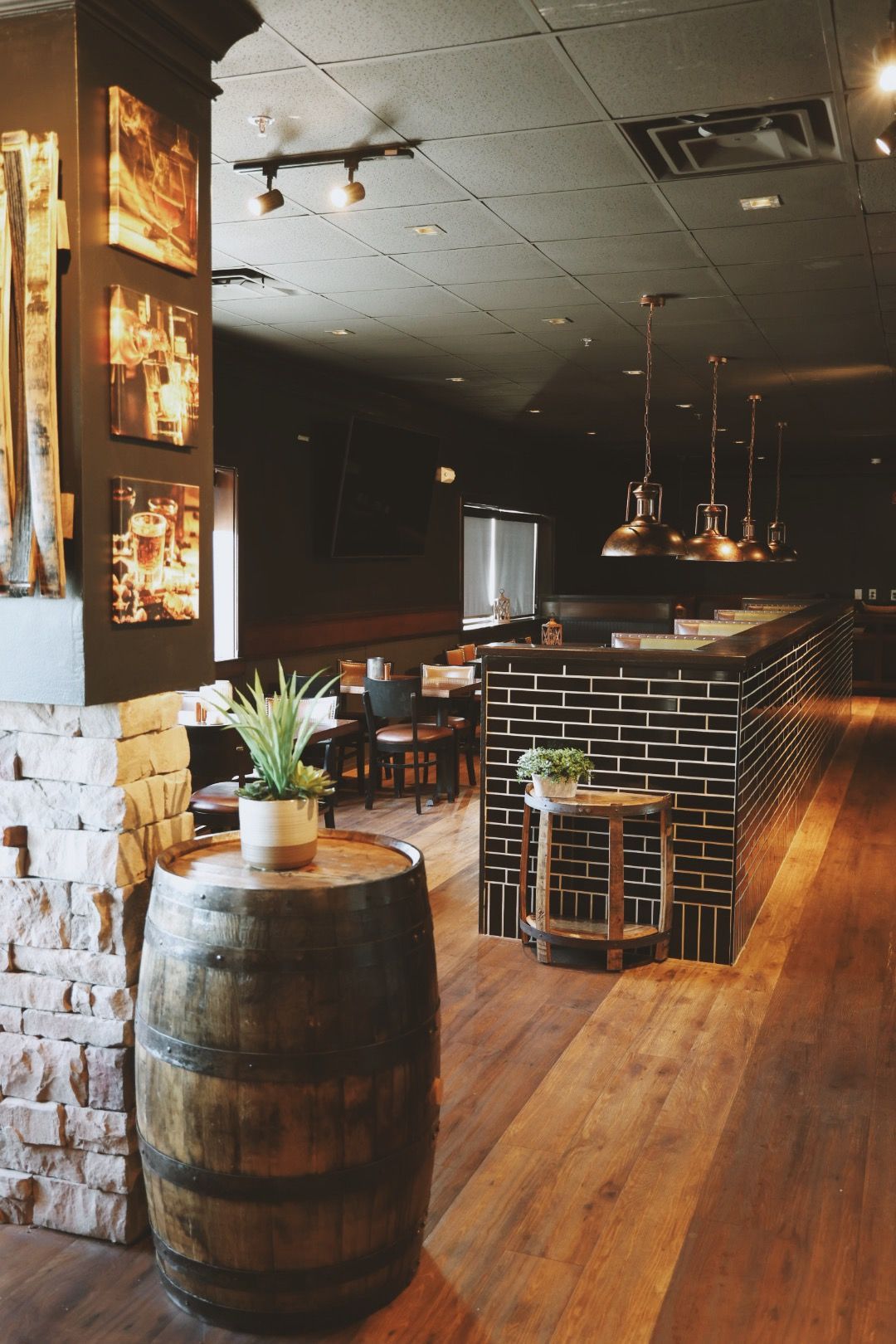 A wooden barrel is sitting in the middle of a restaurant.