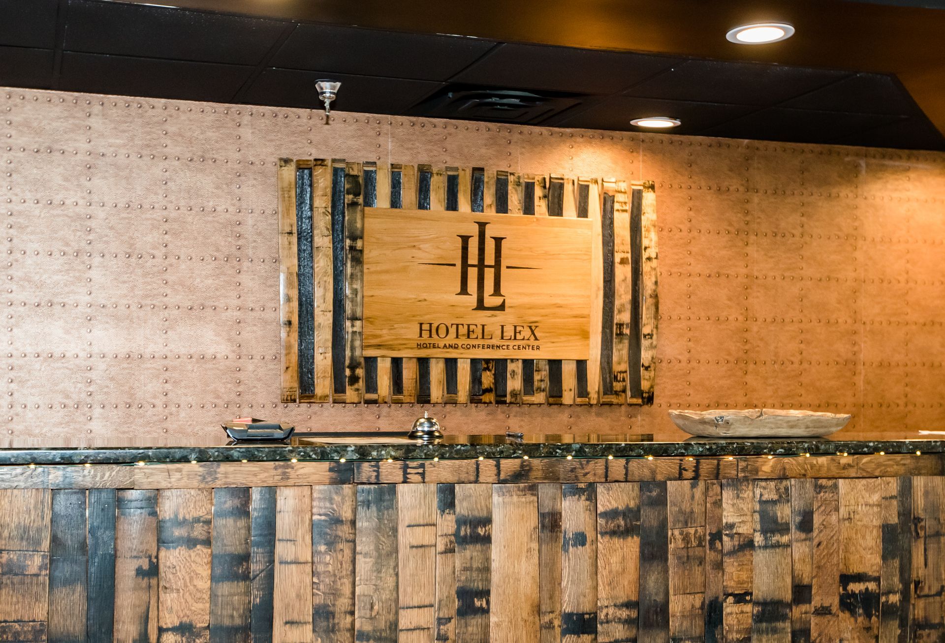 A wooden wall with a sign that says hl on it