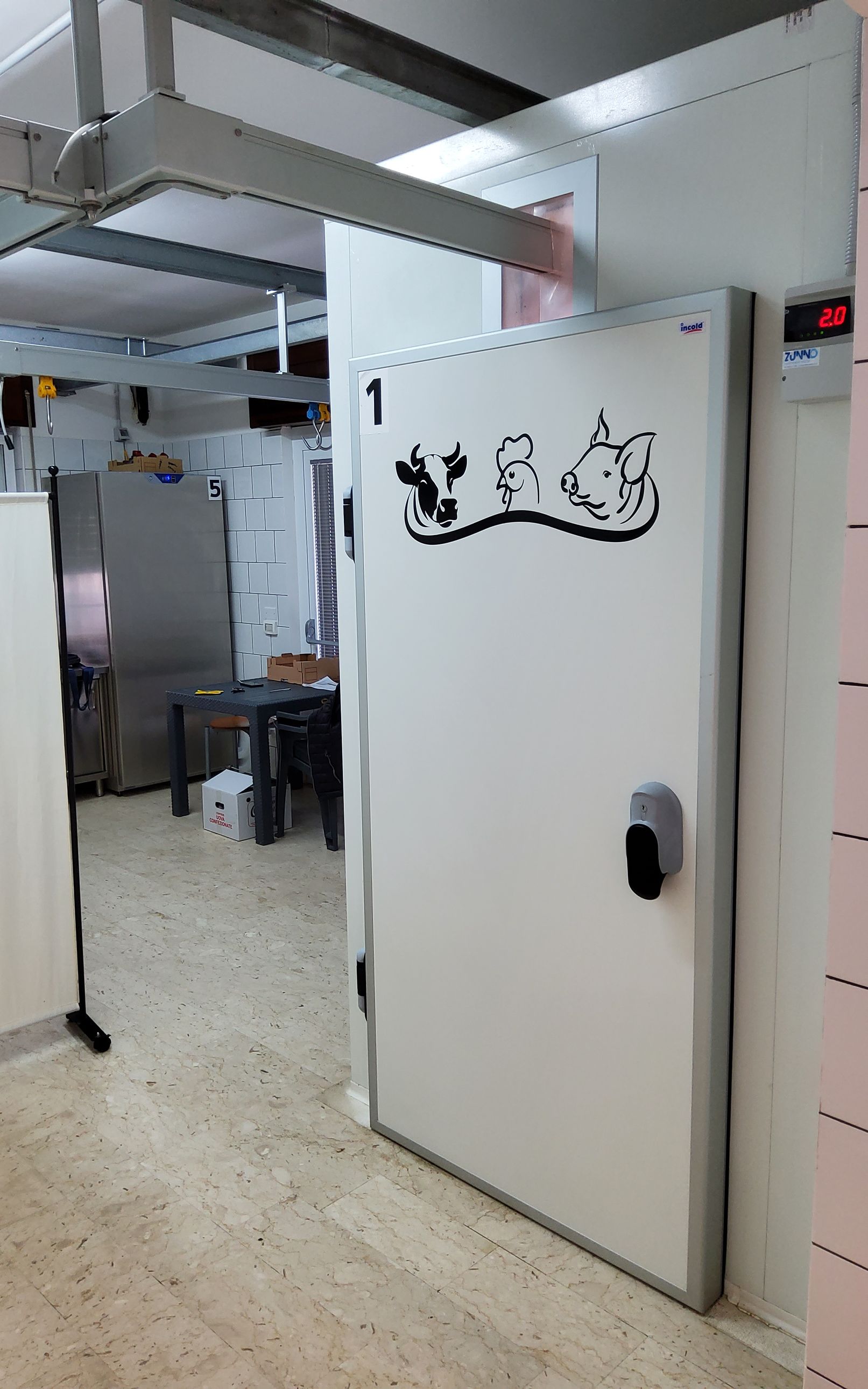 Porta bianca con adesivo raffigurante una sagoma di animale, etichetta