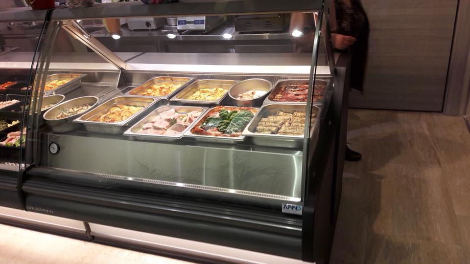 Vetrina con vari piatti preparati.