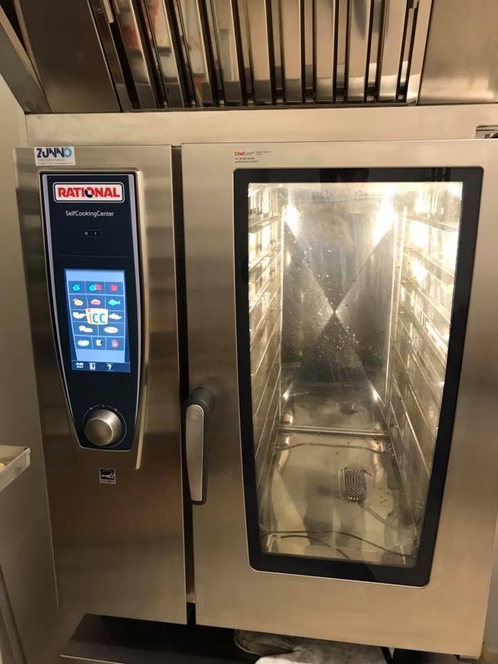 Forno combinato Rational in acciaio inox in una cucina commerciale.