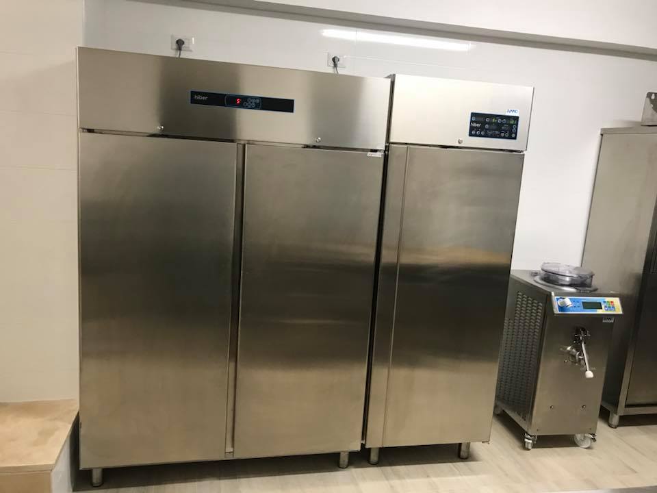 Frigoriferi commerciali in acciaio inox con comandi digitali.
