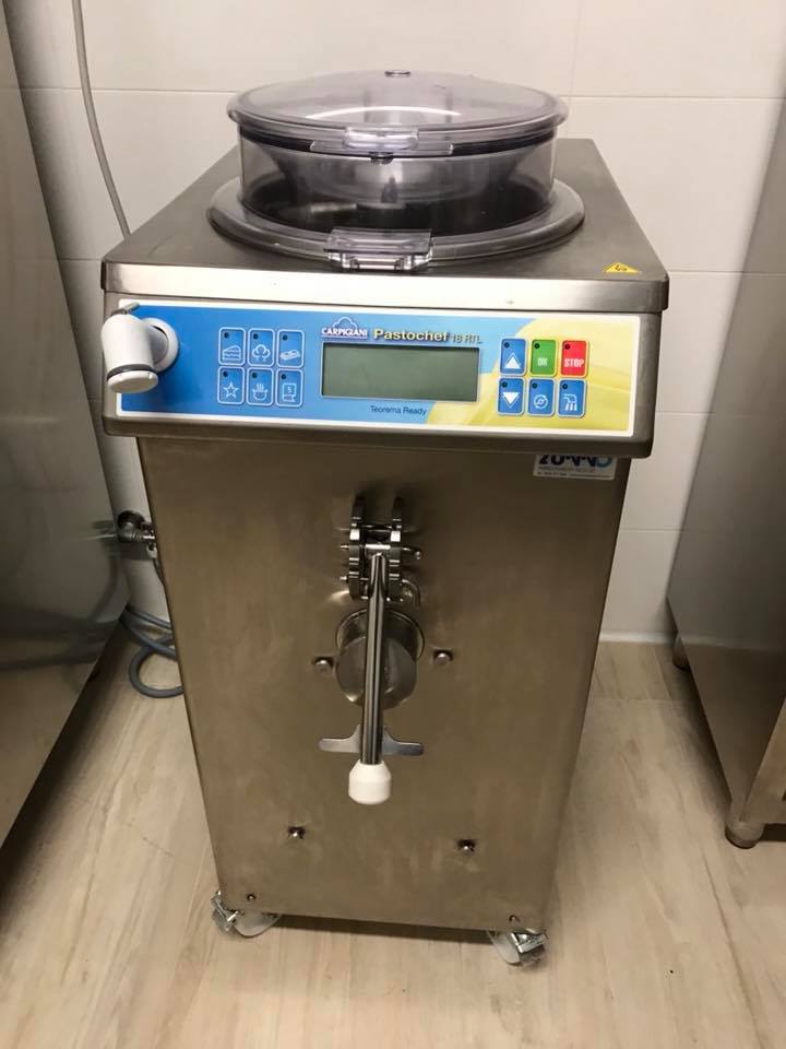 Macchina per il gelato in acciaio inox con comandi digitali e coperchio trasparente.