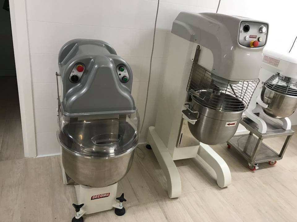 Due mixer professionali con ciotole in acciaio inox. Uno è grigio, l'altro bianco.