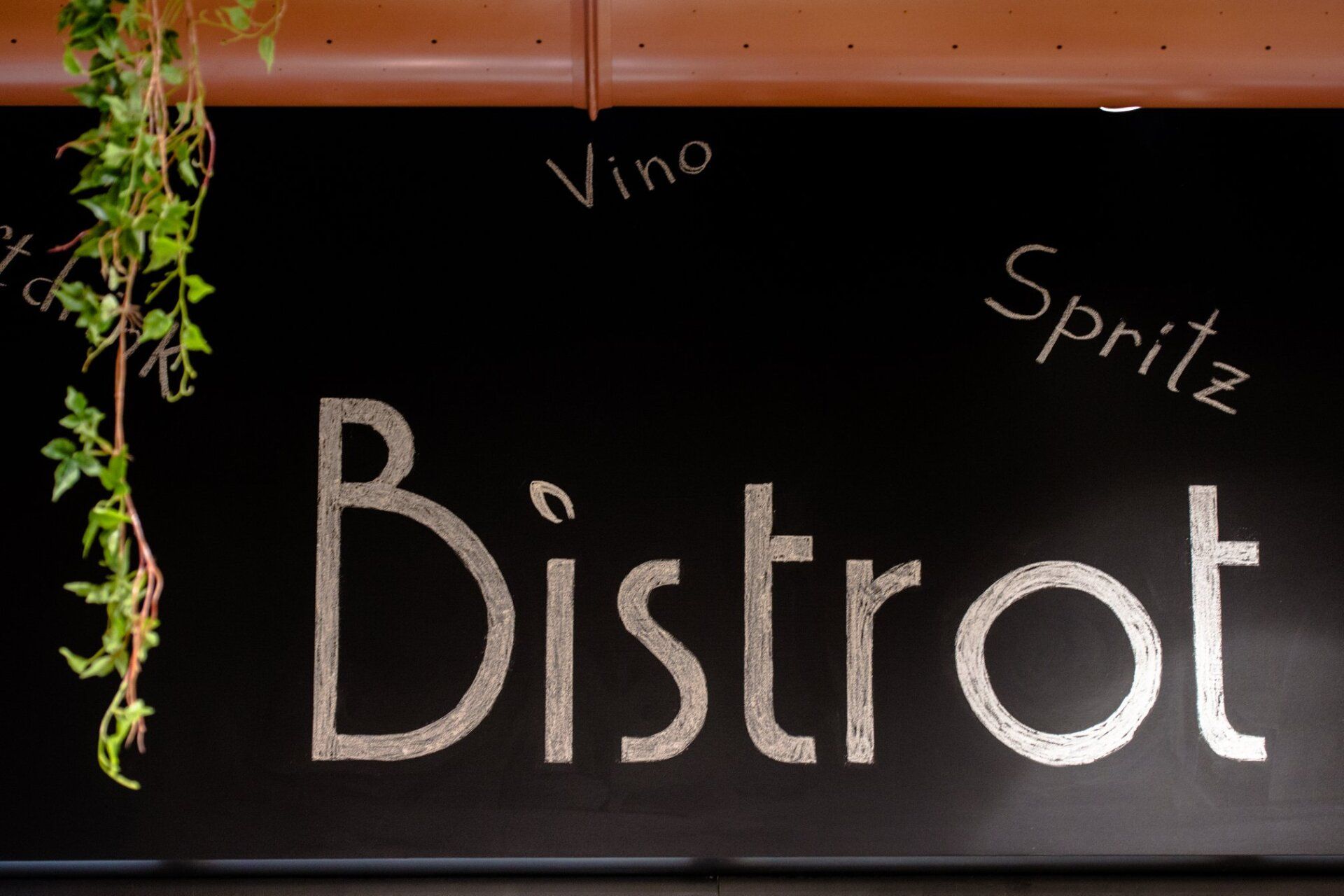 Insegna nera su lavagna con la scritta