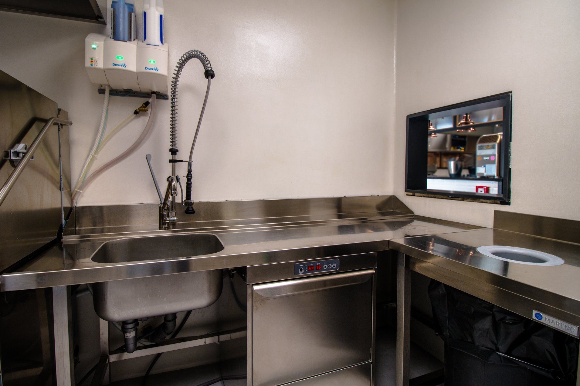 Lavello e lavastoviglie per cucina commerciale in acciaio inox.