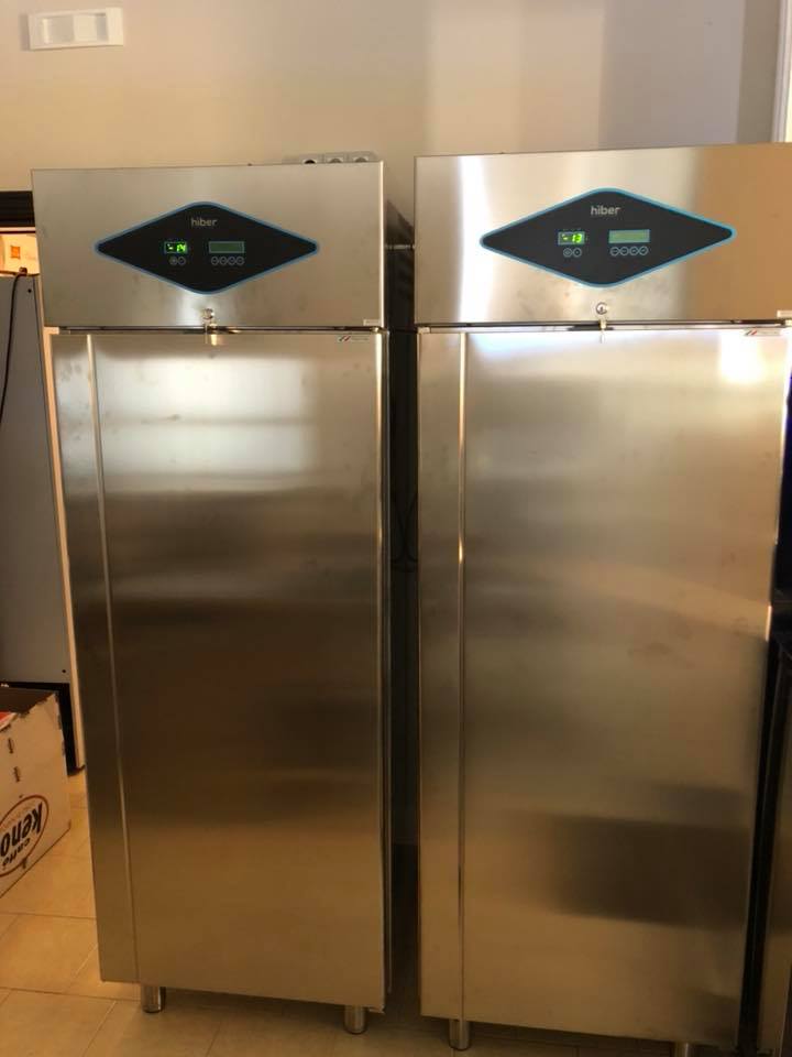 Due frigoriferi commerciali in acciaio inossidabile affiancati con pannelli di controllo digitali, probabilmente in una cucina.