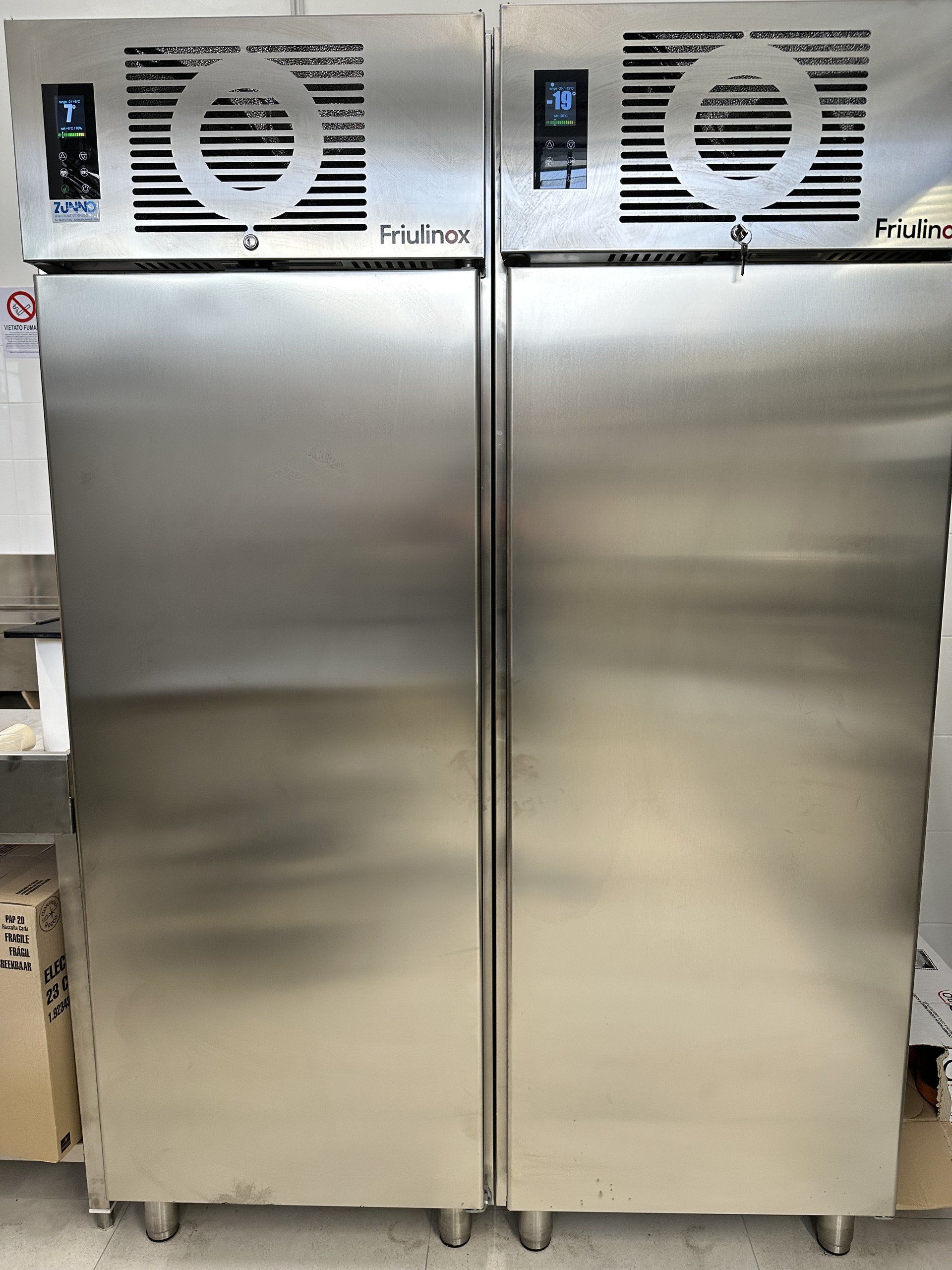 Due frigoriferi commerciali in acciaio inox affiancati con display digitali della temperatura.